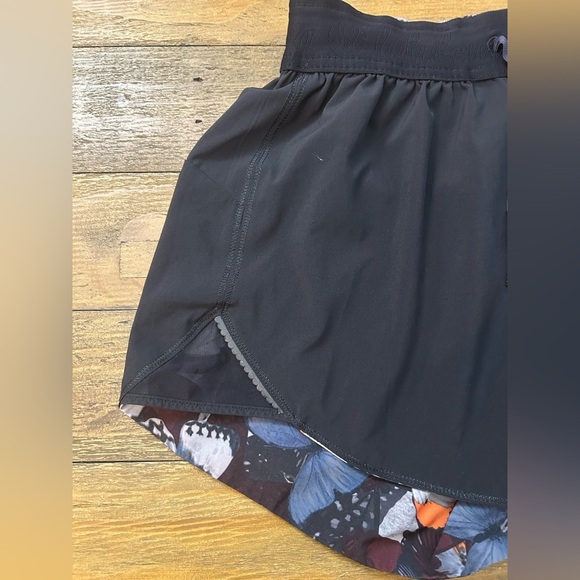 Lululemon Go The Distance Shorts Reversible Butterfly Pizzaz Multi / Black - Picture 9 of 13